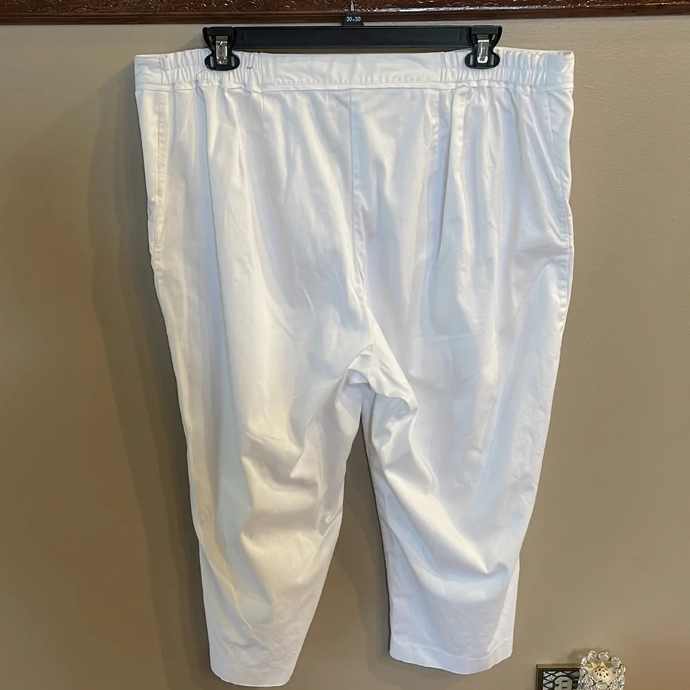 Maggie Barnes for CATHERINES  White TUMMY CONTROL white stretch cotton Capri 24W